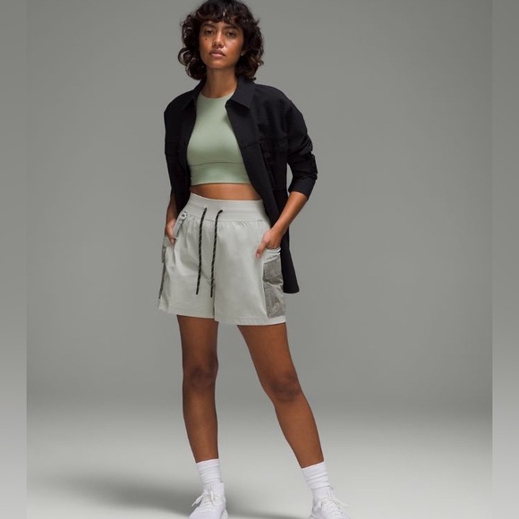 Lululemon Multi-Pocket Cargo High-Rise Hiking Short 5" size 4 - Picture 4 of 15